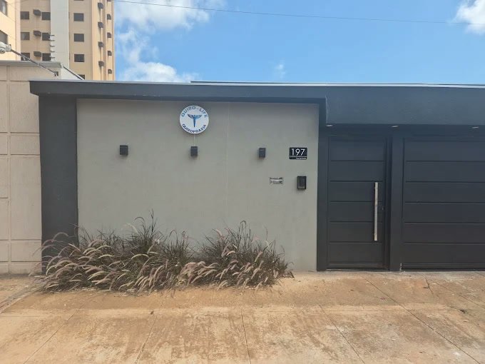 Fachada da Quiro Life no número 197, com a logo na parede